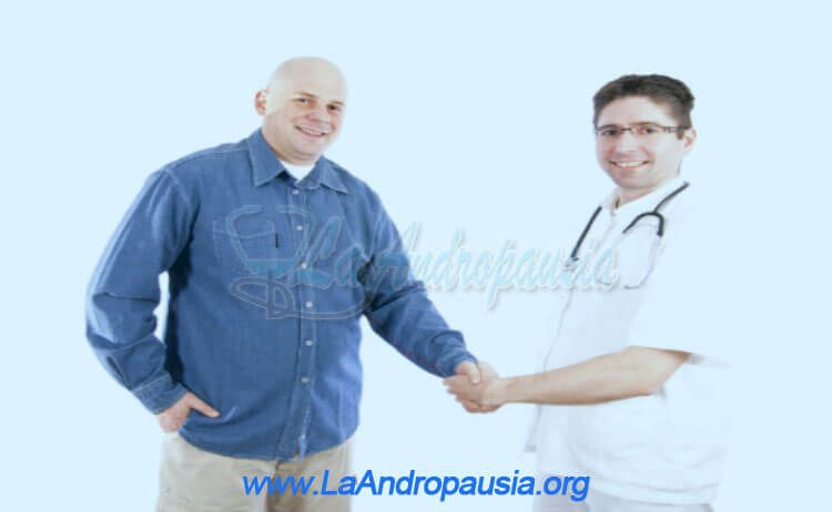 Hombre consulta a médico por la andropausia