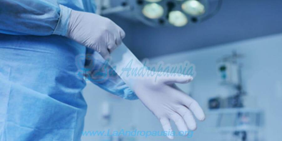 Cirujano preparándose para una cirugía láser HoLEP de próstata