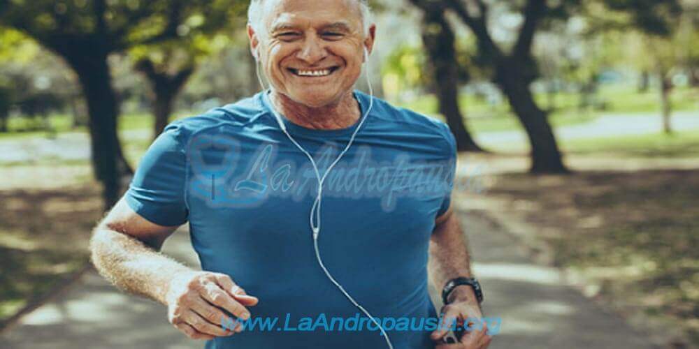 Hombre con andropausia corriendo - Andropausia suplementos naturales