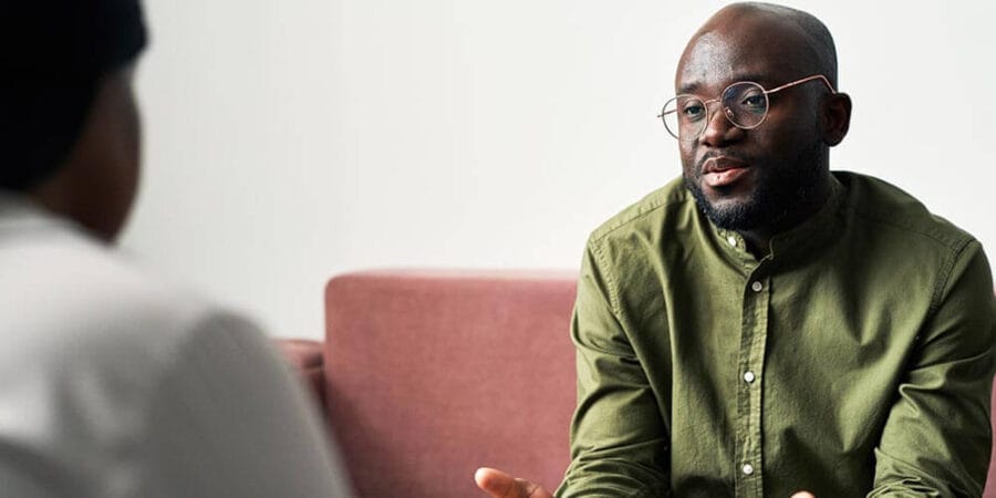 El tabú de la terapia en hombres: ¿es necesario estar pasando por algo grave para ir a terapia? 2 Terapia en hombres - Desmontando el tabú social